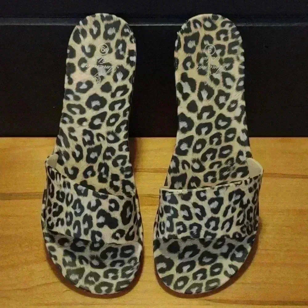 Amanda Blu like new leopard print slides women's‎ 9